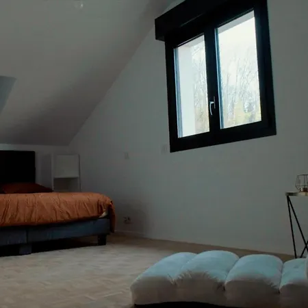 Villa D'exception Avec Piscine Et Privées Juville